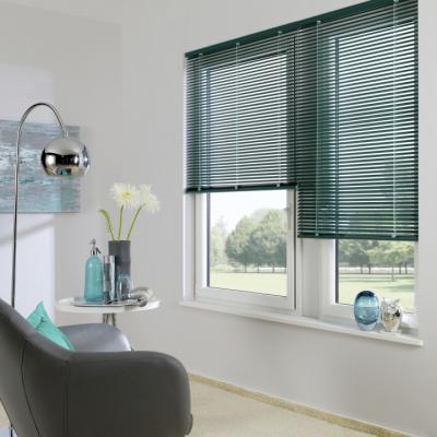 Rollos und Jalousien